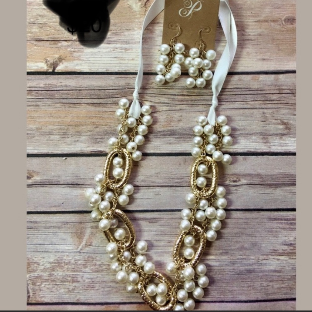 Plunder Gorgeous pearls with gold and white ribbon. Very classy set!